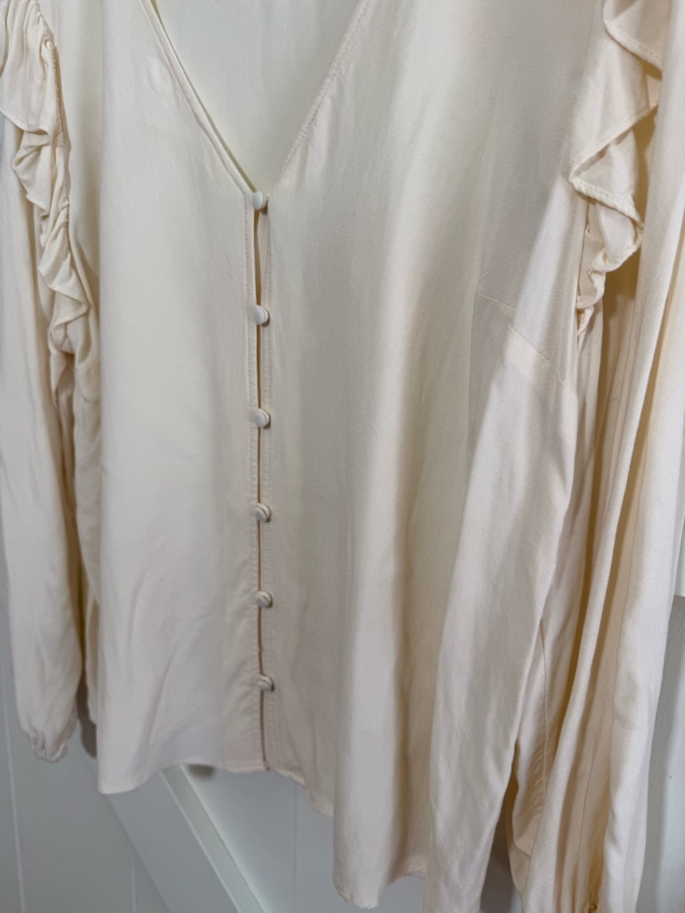 Universal Thread Cream Ruffle V Neck Button Front Blouse Size L - Picture 4 of 11